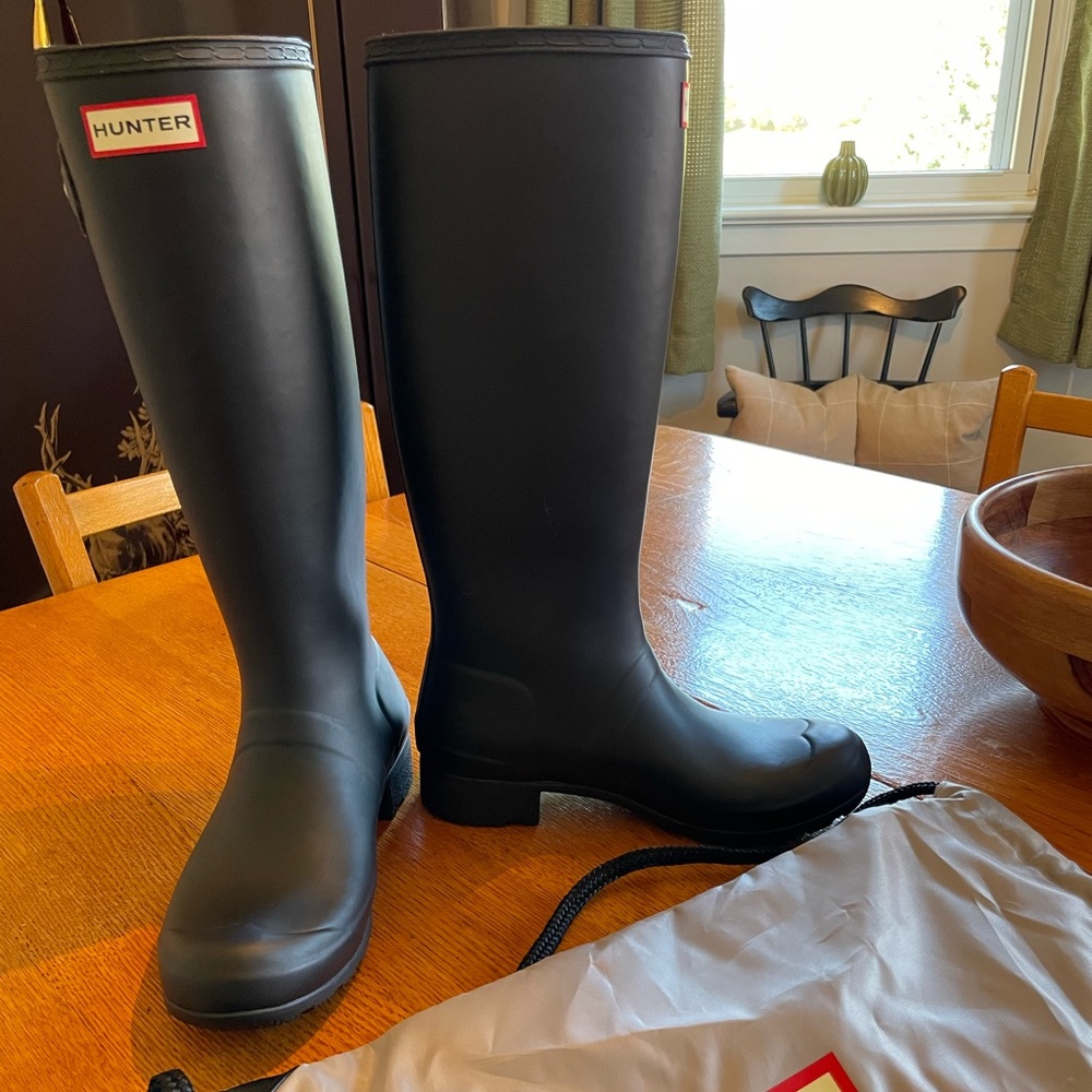 Tall original Hunter rain boots. Comes with original bag. Size 7.